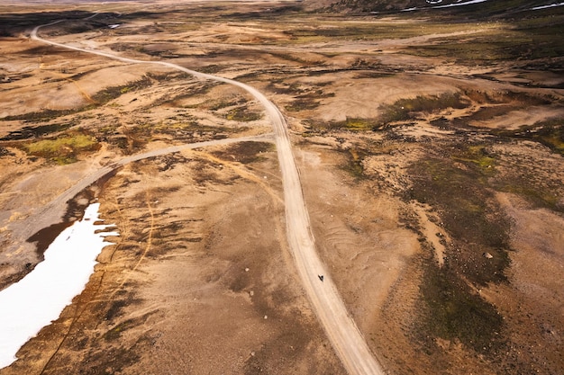 Ciclista a cavallo su strada sterrata tra il deserto vulcanico negli altopiani islandesi in estate in Islanda