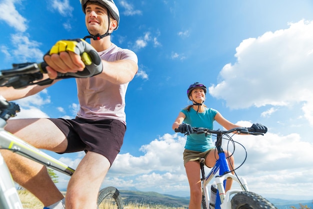 Ciclista attivo felicità gioia felice tempo libero