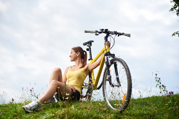 ciclista con mountain bike