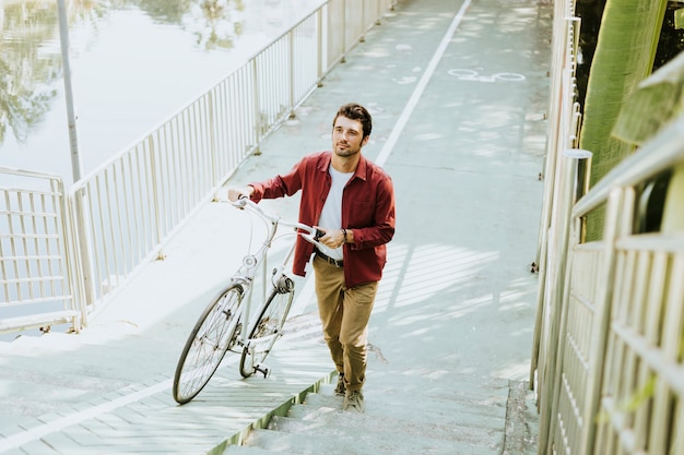 Ciclista in un parco