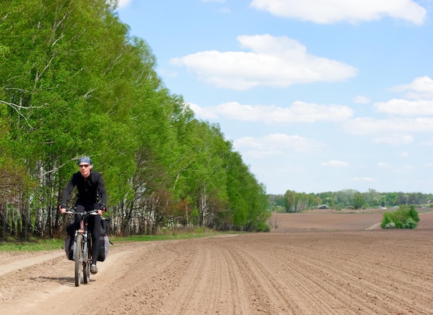 Ciclista in viaggio