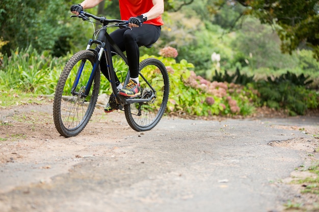 Ciclista maschio in bicicletta nella campagna