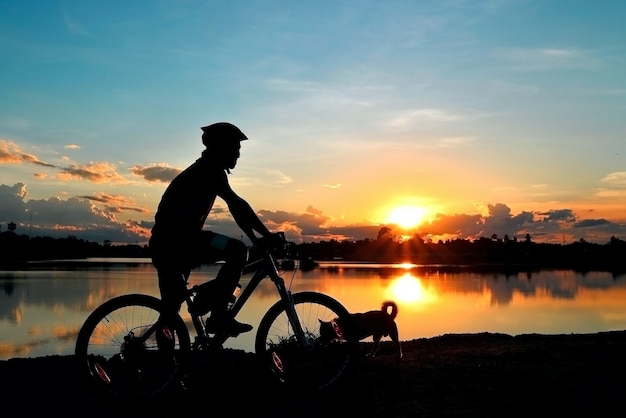 ciclista nel tramonto