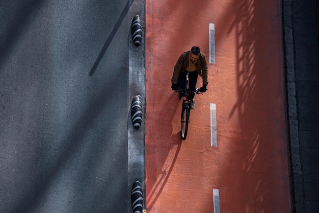ciclista nella città di Bilbao Spagna modalità di trasporto