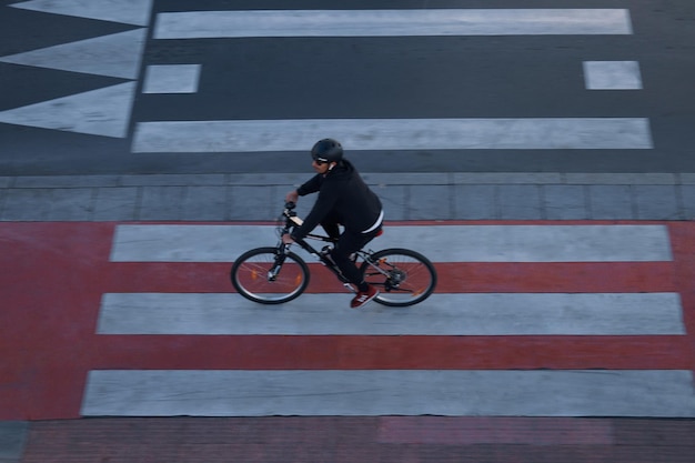 ciclista per strada nella città di Bilbao, Spagna