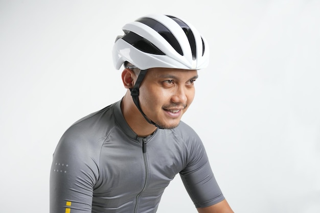 Ciclista professionista che indossa t-shirt grigia e casco da bici bianco con concetto di sport e motociclisti
