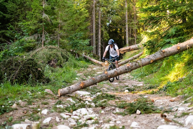 Ciclista professionista di mountain bike che guida un sentiero nella foresta