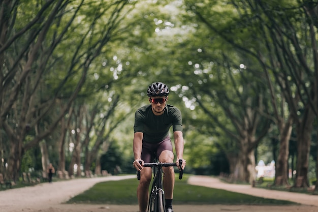 Ciclista professionista maschio che si gode la corsa mattutina al parco