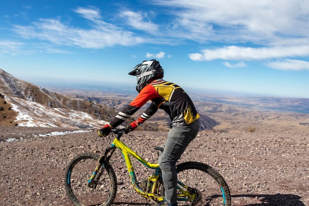 Ciclista su una mountain bike Sport estremi