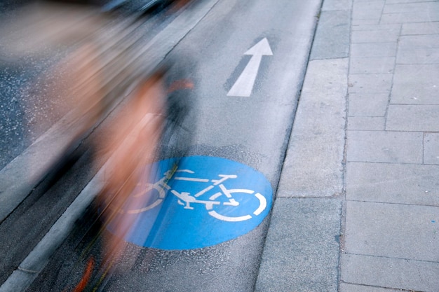 Ciclista sulla pista ciclabile Vienna Austria