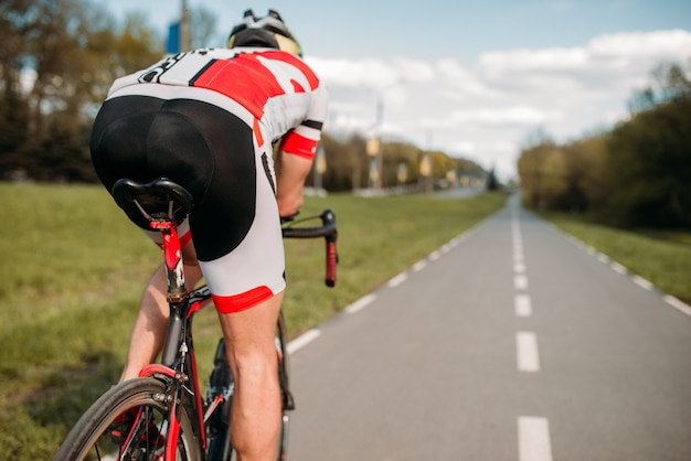 Ciclista sulla pista ciclabile, vista dalla ruota posteriore