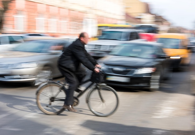 Ciclista sulle strisce pedonali. Sfocatura da movimento intenzionale