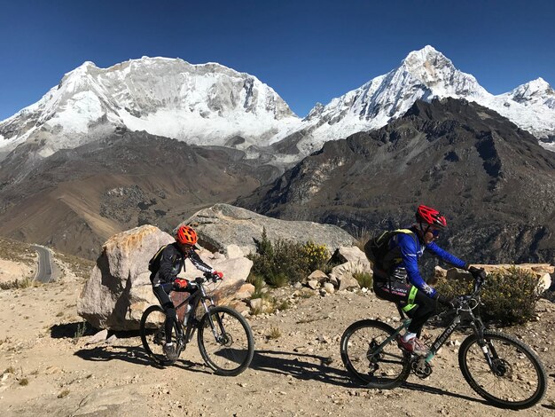 Ciclistas cuesta arriba por un camino escabroso y rocoso