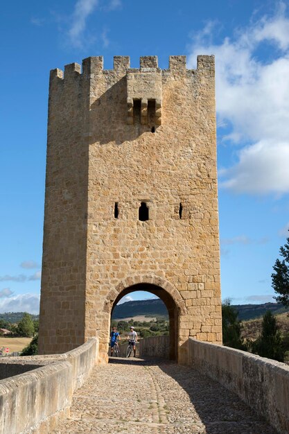 Ciclisti al ponte di Frias, Spagna