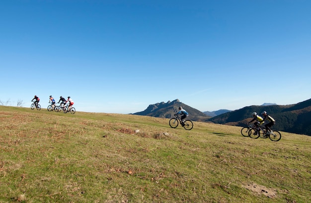 ciclisti in montagna