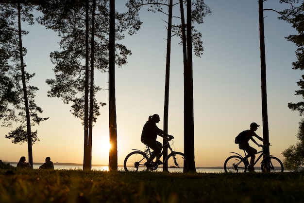 Ciclisti nella foresta al tramonto Coppia che cammina onbike nella natura Stile di vita attivo e ricreazione