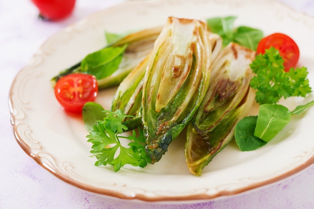 Cicoria al forno con cipolle ed erbe.