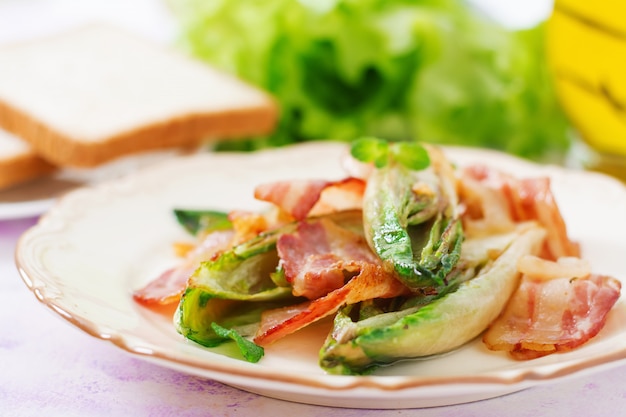 Cicoria al forno con pancetta, cipolle ed erbe.