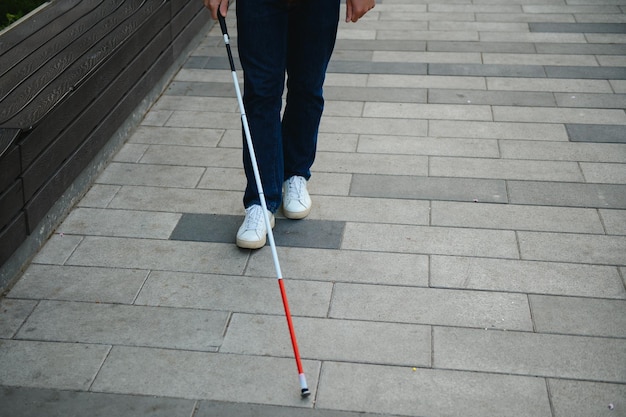 Cieco Persone con disabilità portatori di handicap e vita quotidiana Uomo ipovedente con bastone da passeggio