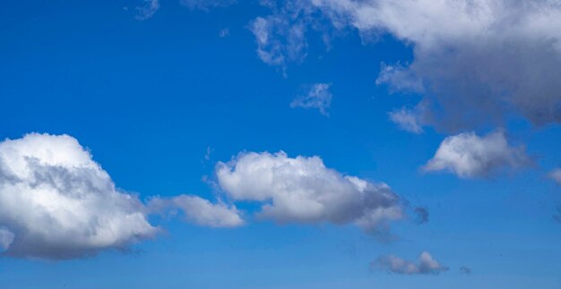 Cieli azzurri con nuvole bianche