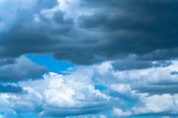 Cieli azzurri con nuvole bianche