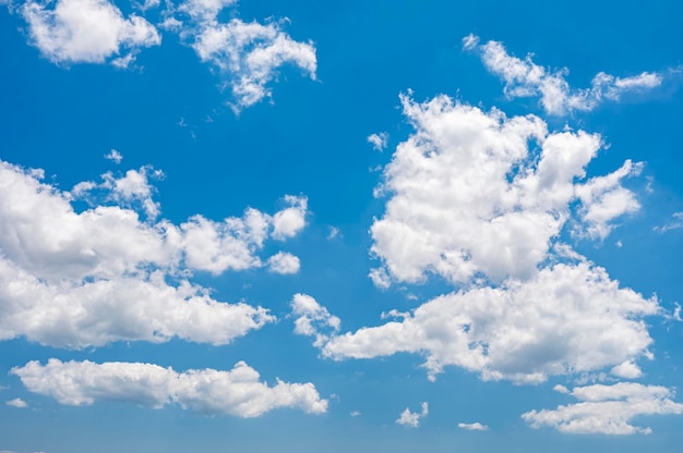 Cieli blu intenso con sfondo di nuvole bianche con spazio per il testo