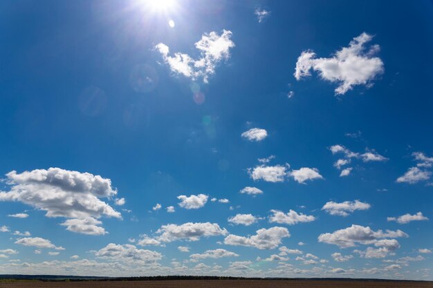 Cieli blu profondo con sfondo di nuvole bianche sopra la linea dell'orizzonte