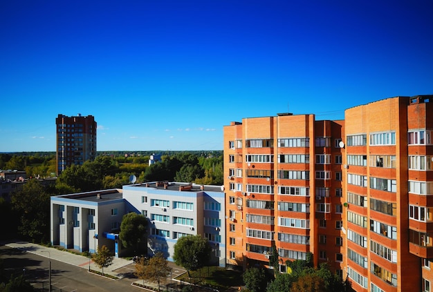 Cieli blu sopra l'architettura della città di Dubna