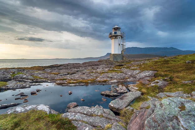 Cieli tempestosi sopra il faro di Rhue in Scozia