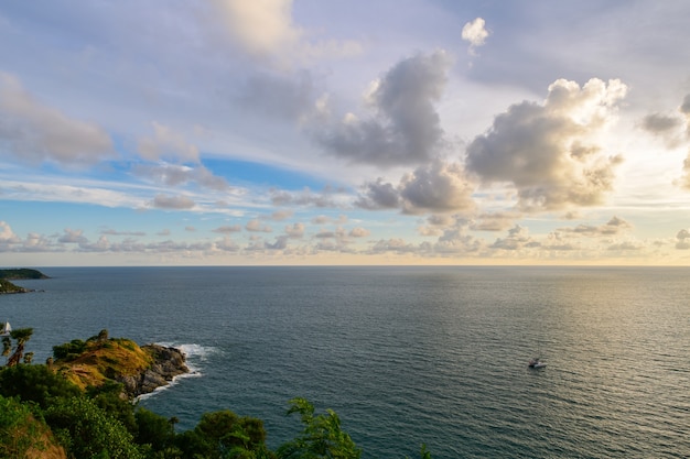 Cielo al tramonto a Phrom Thep Cape il punto panoramico dell'isola di Phuket, la perla del Mare delle Andamane, questo luogo è famoso per i turisti