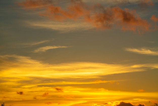 Cielo al tramonto arancia ardente