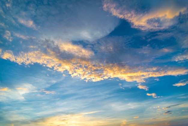 Cielo al tramonto arancia ardente