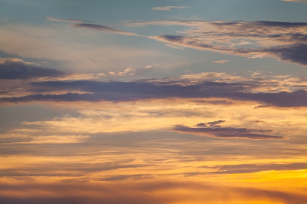 Cielo al tramonto arancione Drammatico dorato sullo sfondo del sorgere del sole