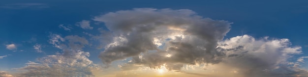 Cielo al tramonto blu con nuvole come vista panoramica hdri 360 senza soluzione di continuità con zenit in formato equirettangolare sferico per l'uso in grafica 3d o sviluppo di giochi come cupola del cielo o modifica scatto drone