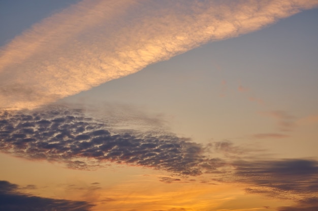 Cielo al tramonto colorato con nuvole come sfondo.