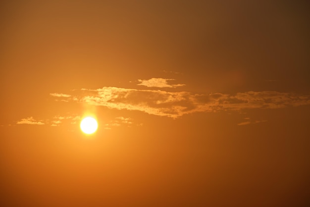 Cielo al tramonto colorato e luminoso con raggi di sole al tramonto e vivide nuvole scure