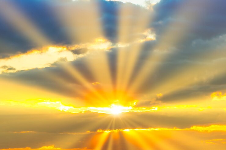 Cielo al tramonto con nuvole al tramonto e raggi di sole