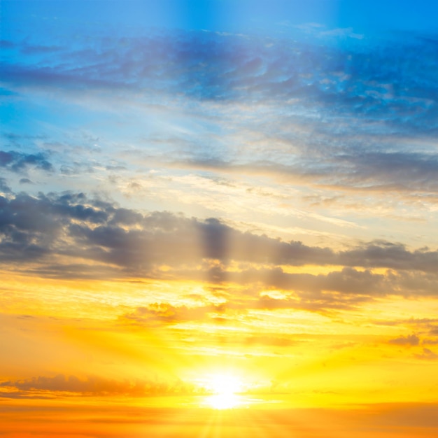 Cielo al tramonto con nuvole al tramonto e raggi solari