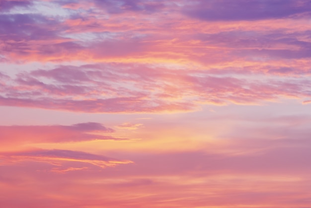 Cielo al tramonto con nuvole arancioni rosa viola