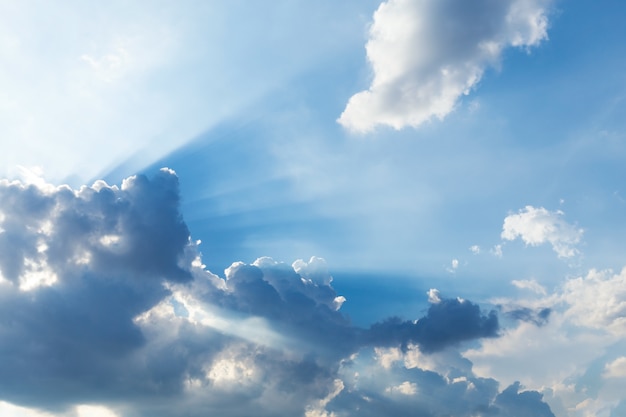 Cielo al tramonto con nuvole e raggio di sole. Sfondo della natura