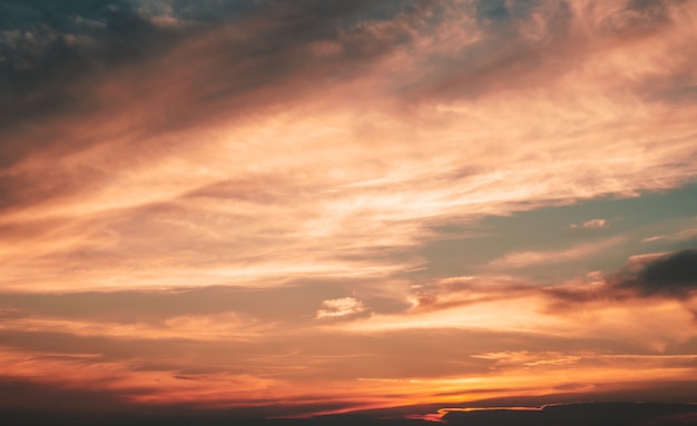 Cielo al tramonto con nuvole illuminate