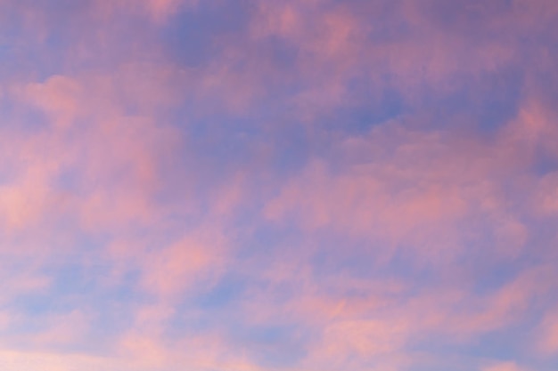 Cielo al tramonto con nuvole rosa e grigie