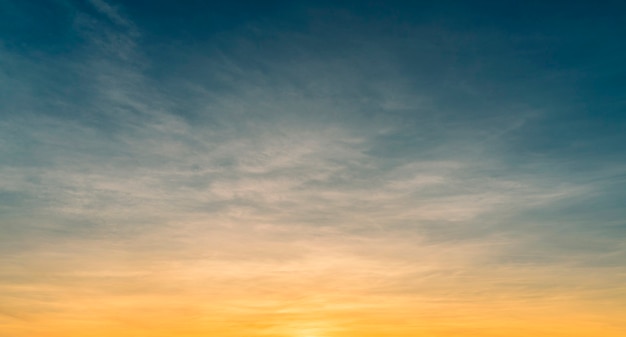 Cielo al tramonto con nuvole