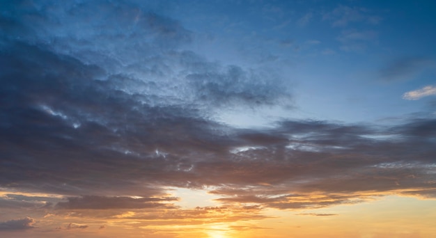 Cielo al tramonto con nuvole