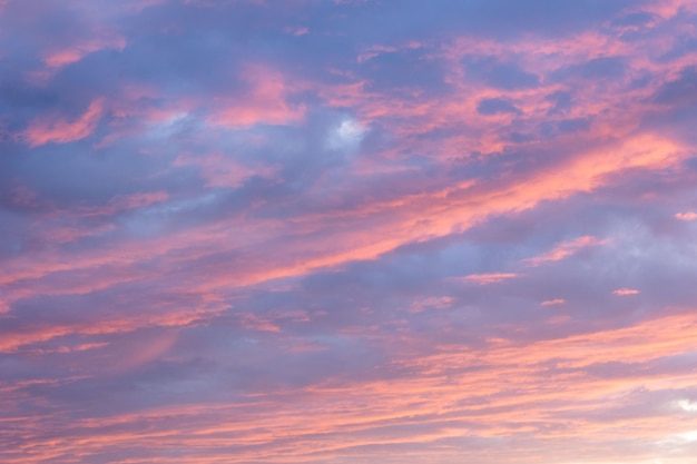 Cielo al tramonto con nuvole