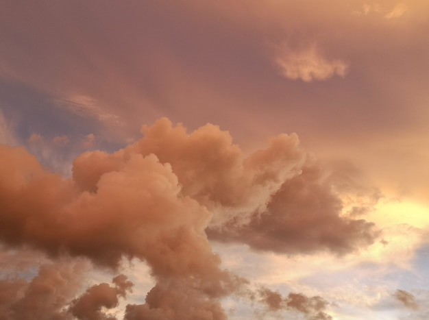 Cielo al tramonto con sfondo di colore dorato morbido