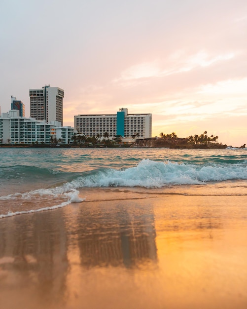 Cielo al tramonto con sfondo di edifici nella spiaggia della costa della città di condado puerto rico