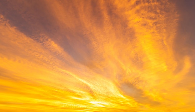Cielo al tramonto drammatico blu crepuscolo e giallo arancio in campagna o spiaggia colorata struttura cloudscape con nuvole bianche sullo sfondo dell'aria