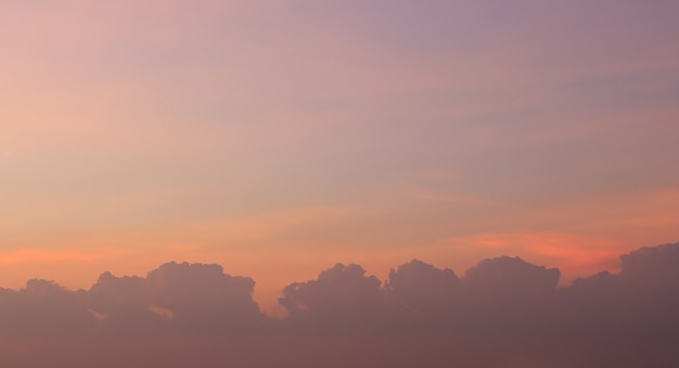 Cielo al tramonto e nuvole crepuscolari