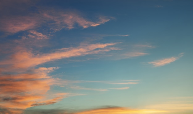 Cielo al tramonto e nuvole